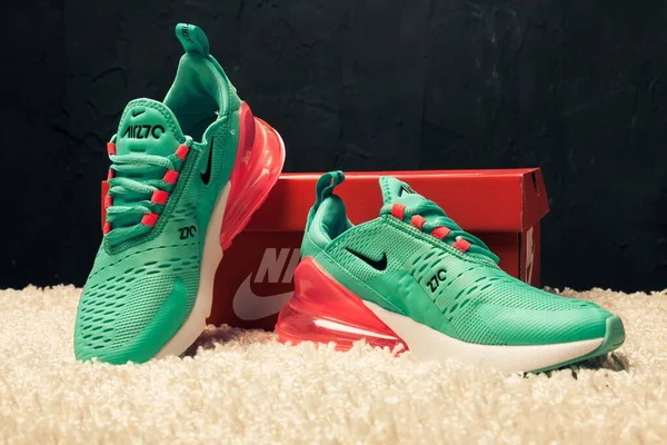 Yeni Renkli Güzel Nike Air Max Koşu Ayakkabıları Spor Ayakkabıları — Stok fotoğraf