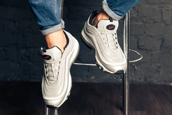 Gyönyörű Színes Szép Nike Air Max Futócipő Tornacipő Tréner Mutatja — Stock Fotó