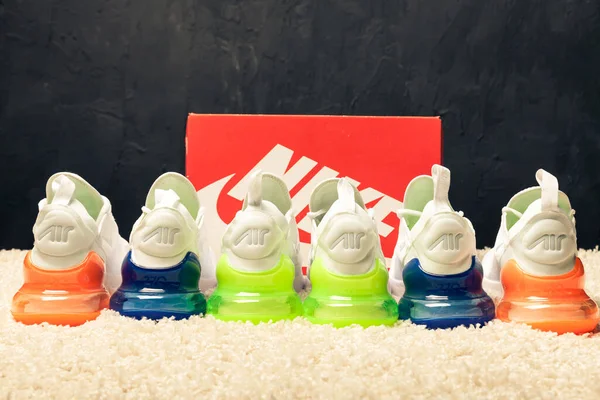 Nieuwe Mooie Kleurrijke Leuke Hardloopschoenen Sneakers Trainers Toont Het Logo — Stockfoto