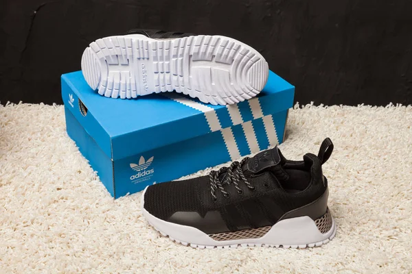 Nowe Piękne Kolorowe Ładne Buty Biegania Adidas Iniki Trampki Trenery — Zdjęcie stockowe