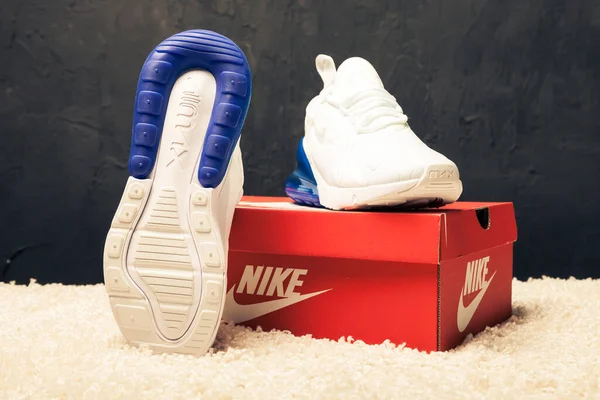 Yeni Güzel Renkli Güzel Nike Air Max Koşu Ayakkabıları Spor — Stok fotoğraf