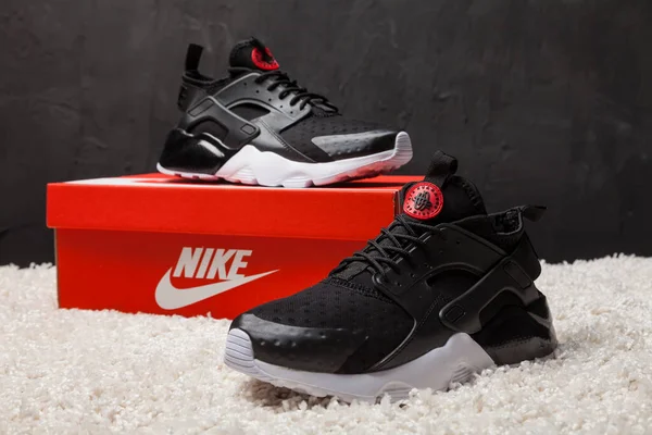 รองเท Nike Huarache นสดใสและสวยงามใหม รองเท าใบผ กสอนแสดงโลโก องแบรนด บนพ นหล — ภาพถ่ายสต็อก