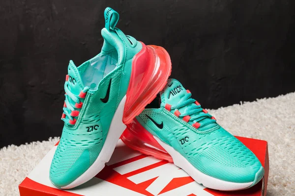 Yeni Güzel Renkli Güzel Nike Air Max Koşu Ayakkabıları Spor — Stok fotoğraf