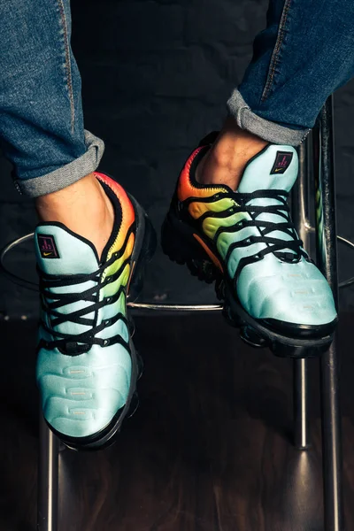 Nieuwe Mooie Kleurrijke Leuke Hardloopschoenen Sneakers Trainers Toont Het Logo — Stockfoto