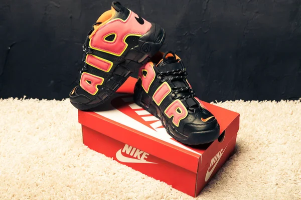 Yeni Güzel Renkli Güzel Nike Air Max Koşu Ayakkabıları Spor — Stok fotoğraf