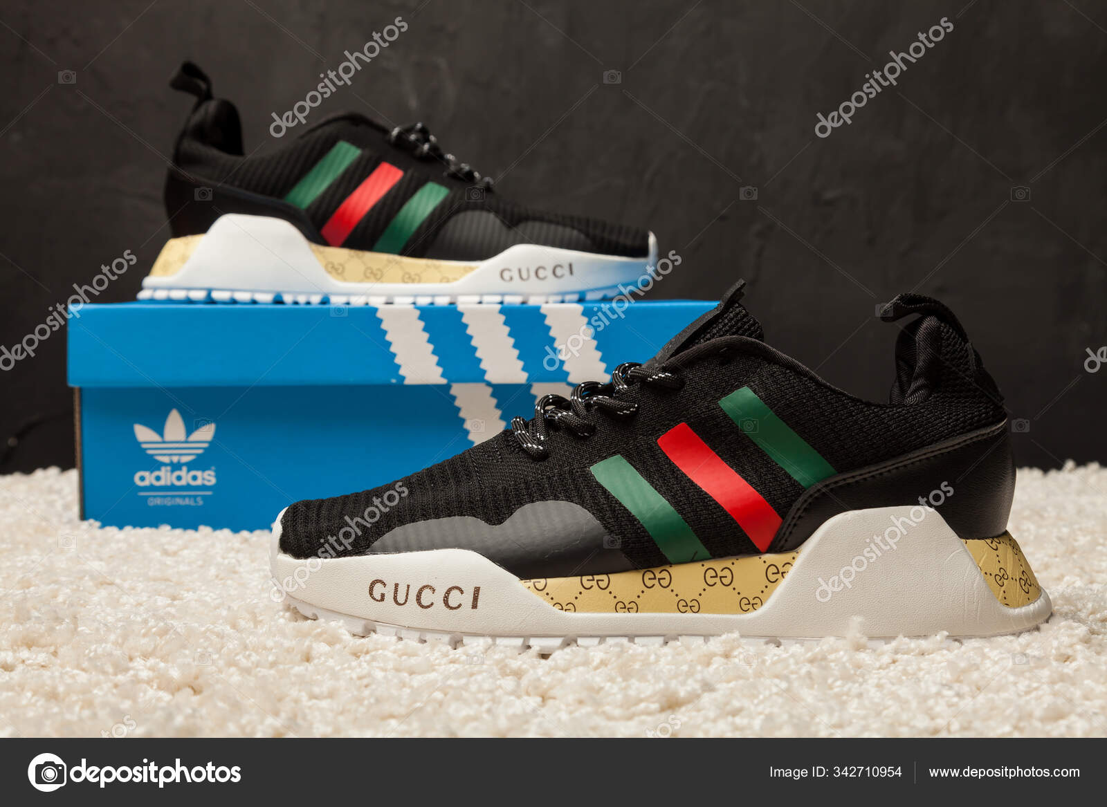 Nuevo Colorido Agradable Adidas Gucci Zapatillas Correr Zapatillas Deporte — Foto editorial de stock © sozon #342710954