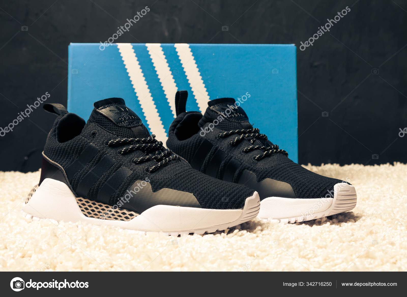 新的美丽的彩色和漂亮的Adidas Iniki跑鞋运动鞋教练展示标志与一个抽象