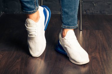 Yeni güzel renkli ve güzel Nike Air Max koşu ayakkabıları, spor ayakkabıları, spor ayakkabıları soyut arka planda bir marka kutusu olan logoyu gösteriyor. Spor ve günlük ayakkabı konsepti. Kyiv, Ukrayna-21 Ağustos 2018