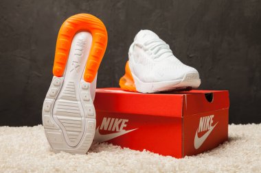 Yeni güzel renkli ve güzel Nike Air Max koşu ayakkabıları, spor ayakkabıları, spor ayakkabıları soyut arka planda bir marka kutusu olan logoyu gösteriyor. Spor ve günlük ayakkabı konsepti. Kyiv, Ukrayna-21 Ağustos 2018
