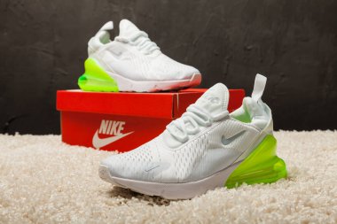 Yeni güzel renkli ve güzel Nike Air Max koşu ayakkabıları, spor ayakkabıları, spor ayakkabıları soyut arka planda bir marka kutusu olan logoyu gösteriyor. Spor ve günlük ayakkabı konsepti. Kyiv, Ukrayna-21 Ağustos 2018