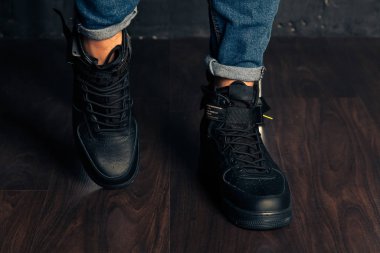 Yeni güzel renkli ve güzel Nike Air Max koşu ayakkabıları, spor ayakkabıları, spor ayakkabıları soyut arka planda bir marka kutusu olan logoyu gösteriyor. Spor ve günlük ayakkabı konsepti. Kyiv, Ukrayna-26 Ağustos 2018