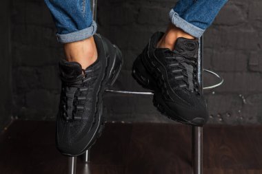 Yeni renkli ve güzel Nike Air Max koşu ayakkabıları, spor ayakkabıları, spor ayakkabıları soyut arka planda bir marka kutusu olan logoyu gösteren ayakkabılar. Spor ve günlük ayakkabı konsepti. Kyiv, Ukrayna-4 Ağustos 2018