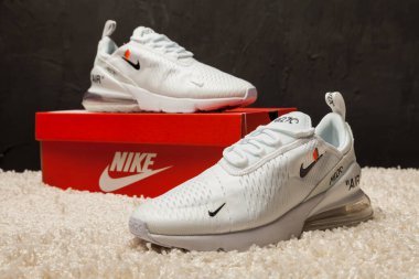 Yeni güzel renkli ve güzel Nike Air Max koşu ayakkabıları, spor ayakkabıları, spor ayakkabıları soyut arka planda bir marka kutusu olan logoyu gösteriyor. Spor ve günlük ayakkabı konsepti. Kyiv, Ukrayna-23 Ağustos 2018