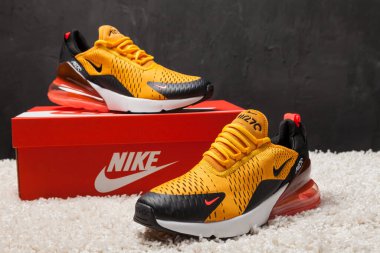 Yeni güzel renkli ve güzel Nike Air Max koşu ayakkabıları, spor ayakkabıları, spor ayakkabıları soyut arka planda bir marka kutusu olan logoyu gösteriyor. Spor ve günlük ayakkabı konsepti. Kyiv, Ukrayna - 30 Mart 2018