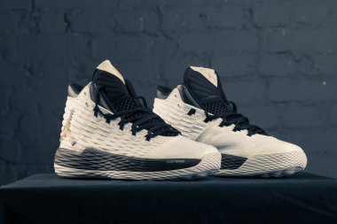 Yeni güzel renkli ve güzel Nike Air Max koşu ayakkabıları, spor ayakkabıları, spor ayakkabıları soyut arka planda bir marka kutusu olan logolar gösteriyor. Spor ve günlük ayakkabı konsepti. Kyiv, Ukrayna-9 Aralık 2017