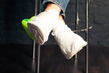 Yeni güzel renkli ve güzel Nike Air Max koşu ayakkabıları, spor ayakkabıları, spor ayakkabıları soyut arka planda bir marka kutusu olan logoyu gösteriyor. Spor ve günlük ayakkabı konsepti. Kyiv, Ukrayna-21 Ağustos 2018