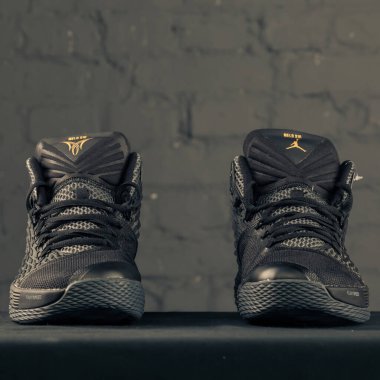Yeni güzel renkli ve güzel Nike Air Max koşu ayakkabıları, spor ayakkabıları, spor ayakkabıları soyut arka planda bir marka kutusu olan logolar gösteriyor. Spor ve günlük ayakkabı konsepti. Kyiv, Ukrayna-8 Kasım 2017