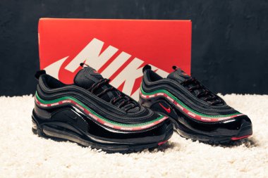 Yeni güzel renkli ve güzel Nike Air Max koşu ayakkabıları, spor ayakkabıları, spor ayakkabıları soyut arka planda bir marka kutusu olan logoyu gösteriyor. Spor ve günlük ayakkabı konsepti. Kyiv, Ukrayna-1 Mart 2018