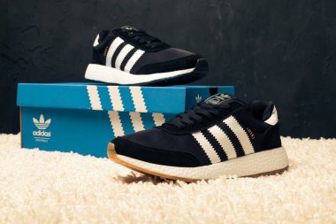 Yeni renkli ve güzel Adidas Iniki koşu ayakkabıları, spor ayakkabıları, spor ayakkabıları, soyut arka planda bir marka kutusu olan logoyu gösteren spor ayakkabıları. Spor ve günlük ayakkabı konsepti. Kyiv, Ukrayna - 5 Mayıs 2018