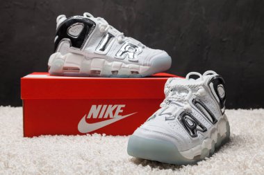 Yeni renkli ve güzel Nike Air Max koşu ayakkabıları, spor ayakkabıları, spor ayakkabıları soyut arka planda bir marka kutusu olan logoyu gösteren ayakkabılar. Spor ve günlük ayakkabı konsepti. Kyiv, Ukrayna-23 Mart 2018