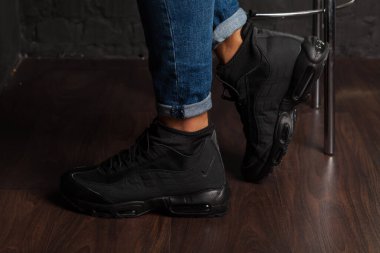 Yeni renkli ve güzel Nike Air Max koşu ayakkabıları, spor ayakkabıları, spor ayakkabıları soyut arka planda bir marka kutusu olan logoyu gösteren ayakkabılar. Spor ve günlük ayakkabı konsepti. Kyiv, Ukrayna-7 Ağustos 2018