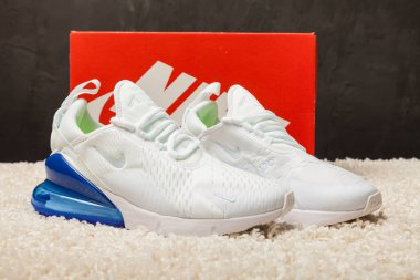 Yeni güzel renkli ve güzel Nike Air Max koşu ayakkabıları, spor ayakkabıları, spor ayakkabıları soyut arka planda bir marka kutusu olan logoyu gösteriyor. Spor ve günlük ayakkabı konsepti. Kyiv, Ukrayna-21 Ağustos 2018
