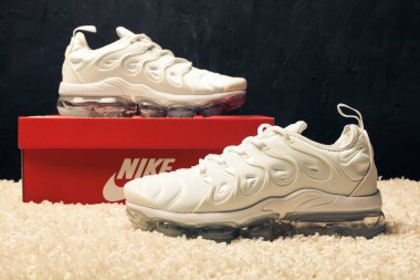 Yeni renkli ve güzel Nike Air Max koşu ayakkabıları, spor ayakkabıları, spor ayakkabıları soyut arka planda bir marka kutusu olan logoyu gösteren ayakkabılar. Spor ve günlük ayakkabı konsepti. Kyiv, Ukrayna-Haziran 03, 2018