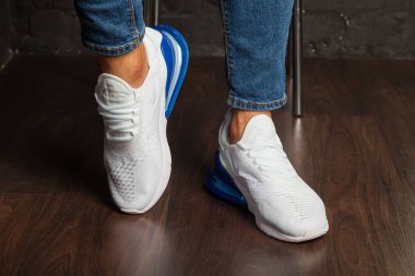 Yeni güzel renkli ve güzel Nike Air Max koşu ayakkabıları, spor ayakkabıları, spor ayakkabıları soyut arka planda bir marka kutusu olan logoyu gösteriyor. Spor ve günlük ayakkabı konsepti. Kyiv, Ukrayna-21 Ağustos 2018