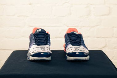 Yeni güzel renkli ve güzel Nike Air Max koşu ayakkabıları, spor ayakkabıları, spor ayakkabıları soyut arka planda bir marka kutusu olan logoyu gösteriyor. Spor ve günlük ayakkabı konsepti. Kyiv, Ukrayna - 28 Ocak 2018