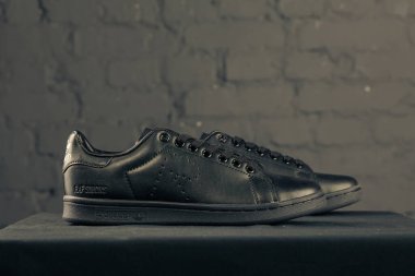 Yeni güzel renkli ve güzel Adidas Runsom koşu ayakkabıları, spor ayakkabıları, spor ayakkabıları soyut arka planda bir marka kutusu olan logoyu gösteriyor. Spor ve günlük ayakkabı konsepti. Kyiv, Ukrayna-8 Kasım 2017