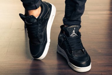 Renkli ve güzel Jordan Air Max koşu ayakkabıları, spor ayakkabıları, spor ayakkabıları, spor ayakkabıları soyut arka planda bir marka kutusu olan logo gösteriyor. Spor ve günlük ayakkabı konsepti. Kyiv, Ukrayna - 13 Eylül 2018