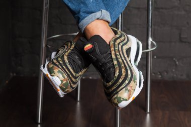 Yeni renkli ve güzel Nike Air Max koşu ayakkabıları, spor ayakkabıları, spor ayakkabıları soyut arka planda bir marka kutusu olan logoyu gösteren ayakkabılar. Spor ve günlük ayakkabı konsepti. Kyiv, Ukrayna-4 Ağustos 2018