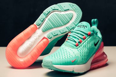 Yeni güzel renkli ve güzel Nike Air Max koşu ayakkabıları, spor ayakkabıları, spor ayakkabıları soyut arka planda bir marka kutusu olan logolar gösteriyor. Spor ve günlük ayakkabı konsepti. Kyiv, Ukrayna-Eylül 09, 2018