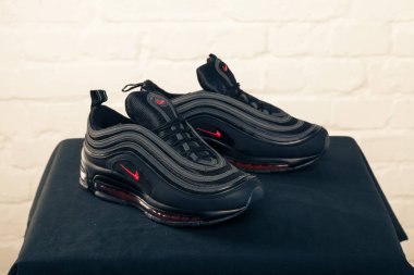 Yeni güzel renkli ve güzel Nike Air Max koşu ayakkabıları, spor ayakkabıları, spor ayakkabıları soyut arka planda bir marka kutusu olan logoyu gösteriyor. Spor ve günlük ayakkabı konsepti. Kyiv, Ukrayna - 28 Ocak 2018