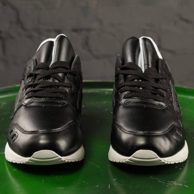 Yeni güzel renkli ve güzel Asics jeli koşu ayakkabıları, spor ayakkabıları, spor ayakkabıları soyut arka planda bir marka kutusu olan logoyu gösteriyor. Spor ve günlük ayakkabı konsepti. Kyiv, Ukrayna - 20 Ekim 2017