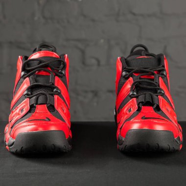 Yeni güzel renkli ve güzel Nike Air Max koşu ayakkabıları, spor ayakkabıları, spor ayakkabıları soyut arka planda bir marka kutusu olan logolar gösteriyor. Spor ve günlük ayakkabı konsepti. Kyiv, Ukrayna-8 Kasım 2017