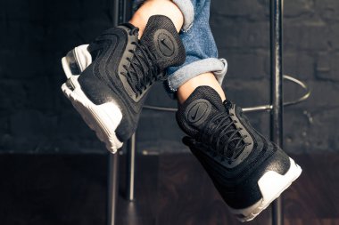 Yeni güzel renkli ve güzel Nike Air Max koşu ayakkabıları, spor ayakkabıları, spor ayakkabıları soyut arka planda bir marka kutusu olan logolar gösteriyor. Spor ve günlük ayakkabı konsepti. Kyiv, Ukrayna-Eylül 06, 2018