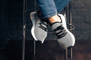 Yeni renkli ve güzel Adidas Iniki koşu ayakkabıları, spor ayakkabıları, spor ayakkabıları, soyut arka planda bir marka kutusu olan logoyu gösteren spor ayakkabıları. Spor ve günlük ayakkabı konsepti. Kyiv, Ukrayna - 26 Temmuz 2018