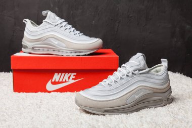 Yeni renkli ve güzel Nike Air Max koşu ayakkabıları, spor ayakkabıları, spor ayakkabıları, spor ayakkabıları soyut arka planda marka kutusu olan logoyu gösteriyor. Spor ve günlük ayakkabı konsepti. Kyiv, Ukrayna - 23 Şubat 2018