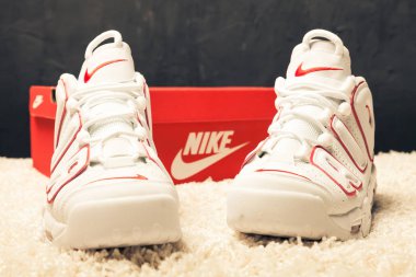 Yeni güzel renkli ve güzel Nike Air Max koşu ayakkabıları, spor ayakkabıları, spor ayakkabıları soyut arka planda bir marka kutusu olan logoyu gösteriyor. Spor ve günlük ayakkabı konsepti. Kyiv, Ukrayna-21 Ağustos 2018