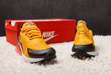 Yeni güzel renkli ve güzel Nike Air Max koşu ayakkabıları, spor ayakkabıları, spor ayakkabıları soyut arka planda bir marka kutusu olan logoyu gösteriyor. Spor ve günlük ayakkabı konsepti. Kyiv, Ukrayna - 30 Mart 2018