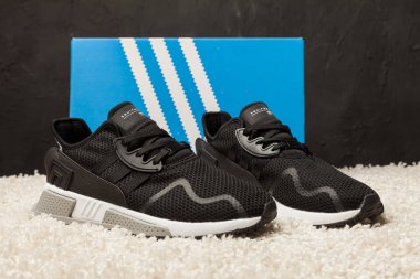 Yeni güzel renkli ve güzel Adidas koşu ayakkabıları, spor ayakkabıları, spor ayakkabıları soyut arka planda bir marka kutusu olan logoyu gösteren ayakkabılar. Spor ve günlük ayakkabı konsepti. Kyiv, Ukrayna - 21 Mayıs 2018