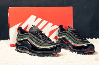 Yeni güzel renkli ve güzel Nike Air Max koşu ayakkabıları, spor ayakkabıları, spor ayakkabıları soyut arka planda bir marka kutusu olan logoyu gösteriyor. Spor ve günlük ayakkabı konsepti. Kyiv, Ukrayna-1 Mart 2018