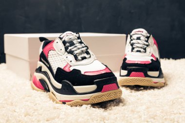 Yeni güzel renkli ve güzel Balenciaga koşu ayakkabıları, spor ayakkabıları, spor ayakkabıları soyut arka planda bir marka kutusu olan logoyu gösteriyor. Spor ve günlük ayakkabı konsepti. Kyiv, Ukrayna - 30 Mart 2018