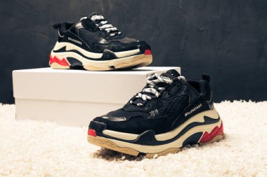 Yeni güzel renkli ve güzel Balenciaga koşu ayakkabıları, spor ayakkabıları, spor ayakkabıları soyut arka planda bir marka kutusu olan logoyu gösteriyor. Spor ve günlük ayakkabı konsepti. Kyiv, Ukrayna - 30 Mart 2018