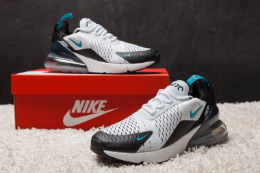 Yeni renkli ve güzel Nike Air Max koşu ayakkabıları, spor ayakkabıları, spor ayakkabıları soyut arka planda bir marka kutusu olan logoyu gösteren ayakkabılar. Spor ve günlük ayakkabı konsepti. Kyiv, Ukrayna-23 Mart 2018