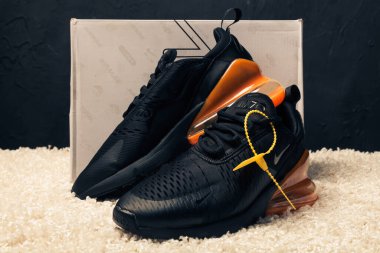 Yeni renkli ve güzel Nike Air Max koşu ayakkabıları, spor ayakkabıları, spor ayakkabıları soyut arka planda bir marka kutusu olan logoyu gösteren ayakkabılar. Spor ve günlük ayakkabı konsepti. Kyiv, Ukrayna - 26 Temmuz 2018