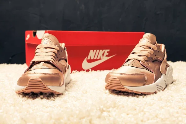 Nya Vackra Färgglada Och Trevliga Nike Air Huarache Löparskor Sneakers — Stockfoto