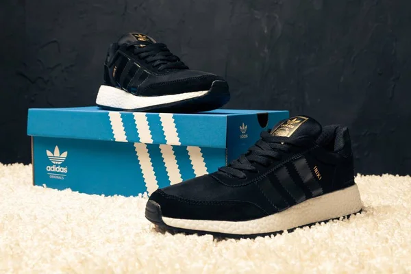 Yeni renkli ve güzel Adidas Iniki koşu ayakkabıları, spor ayakkabıları, spor ayakkabıları, soyut arka planda bir marka kutusu olan logoyu gösteren spor ayakkabıları. Spor ve günlük ayakkabı konsepti. Kyiv, Ukrayna - 5 Mayıs 2018