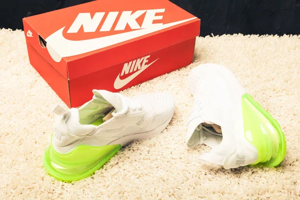 Yeni Güzel Renkli Güzel Nike Air Max Koşu Ayakkabıları Spor — Stok fotoğraf